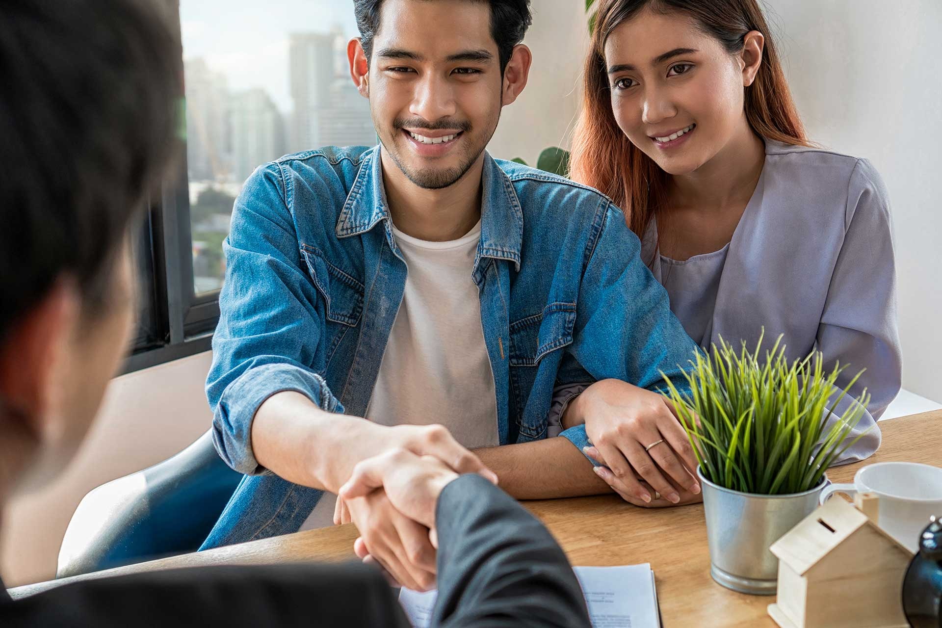 back side of hand shake between sale representativ 2023 11 27 05 30 11 utc